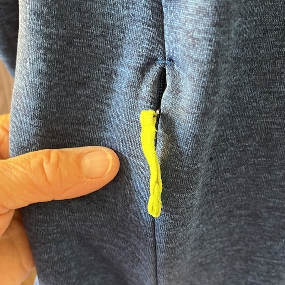 Under Armour men’s navy hooded lightweight sweatshirt. Size Large. - Picture 4 of 9